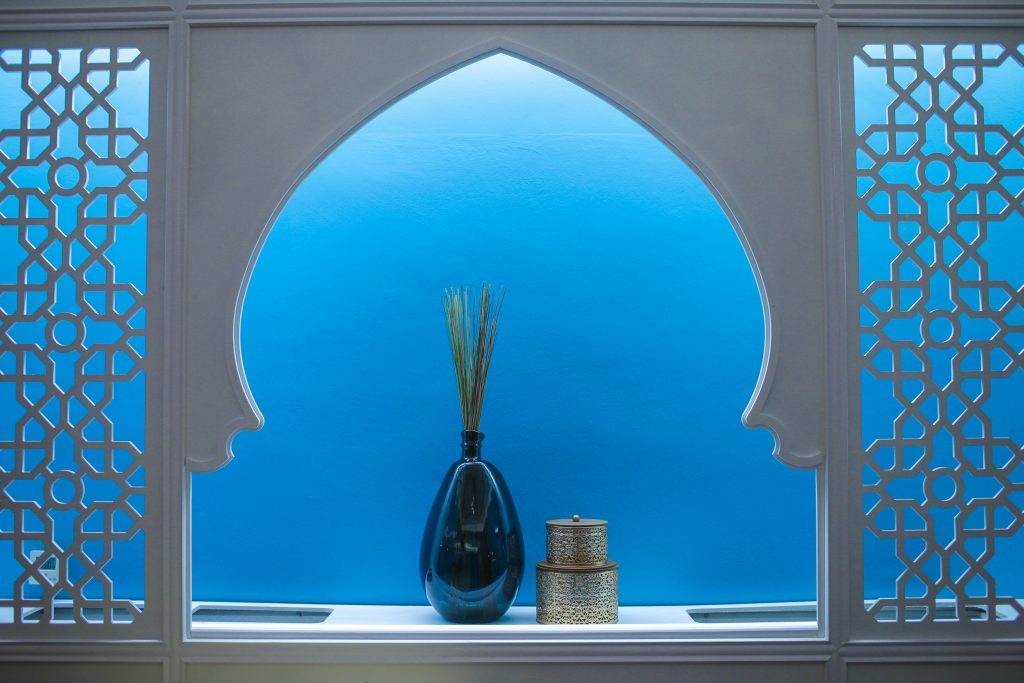 Ambianță orientală autentică: spațiu de dining cu iluminat cald creat de felinare orientale, mese pregătite cu grijă și detalii arhitecturale care creează o atmosferă intimă și maiestuoasă.