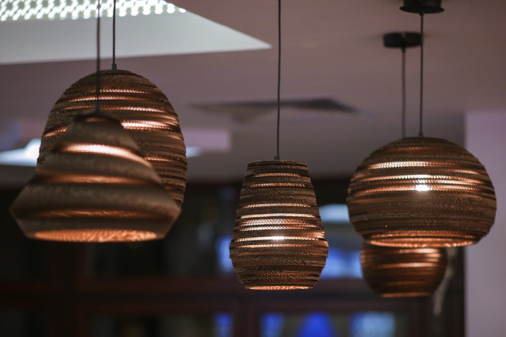 Spațiu de ospitalitate libaneză: ambianță caldă și primitoare cu iluminat intim, mese aranjate cu atenție și elemente decorative orientale care transformă experiența într-o călătorie culturală.