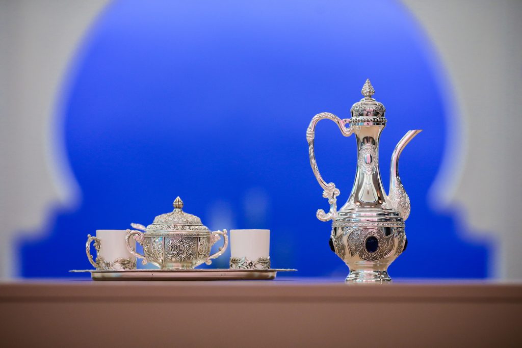 Spațiu de ospitalitate cu iz oriental: ambianță intimă creată de iluminat cald, mese pregătite cu măiestrie și elemente decorative autentice care povestesc despre ospitalitatea libaneză.