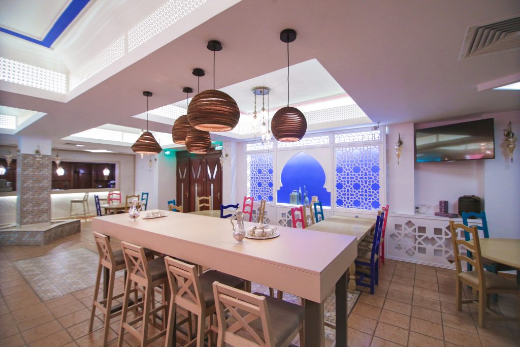 Arhitectură maiestuoasă: arcade ornate și detalii sculptate care creează un cadru specific oriental, cu iluminat cald care evidențiază texturile și modelele autentice libaneze.