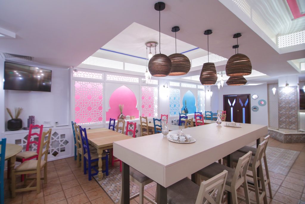 Detalii arhitecturale orientale: sculpturi intricate și modele tradiționale care povestesc despre meșteșugul și tradiția bucătăriei libaneze, capturate în fiecare colț al spațiului.