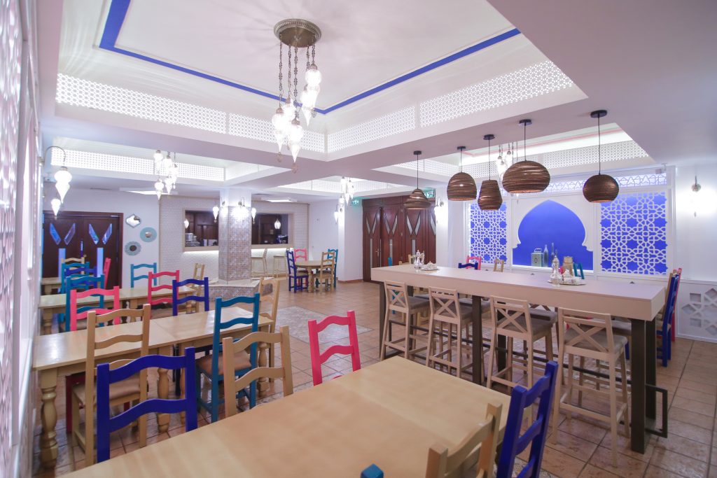 Spațiu de ospitalitate autentică: arhitectură care combină elementele tradiționale orientale cu design modern, creând un mediu cald și primitor în inima Craiovei.