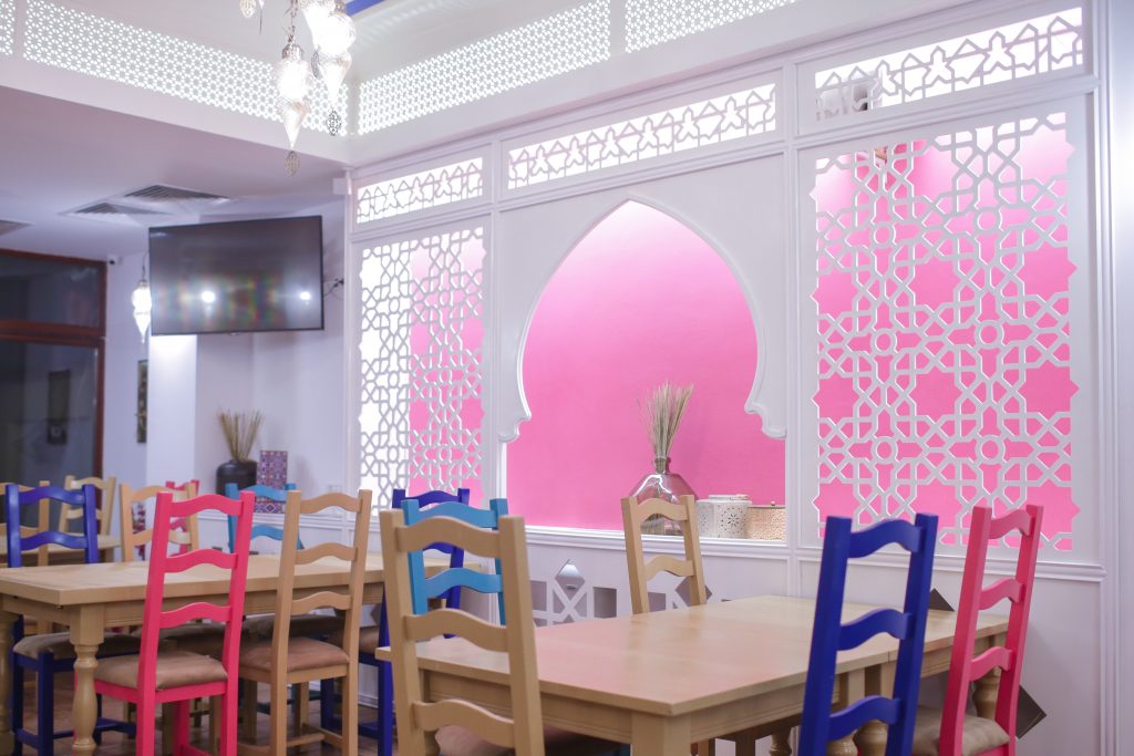 Arcade și felinare orientale: elemente arhitecturale care transportă oaspeții într-un cadru specific oriental, cu iluminat care creează o atmosferă intimă și maiestuoasă.