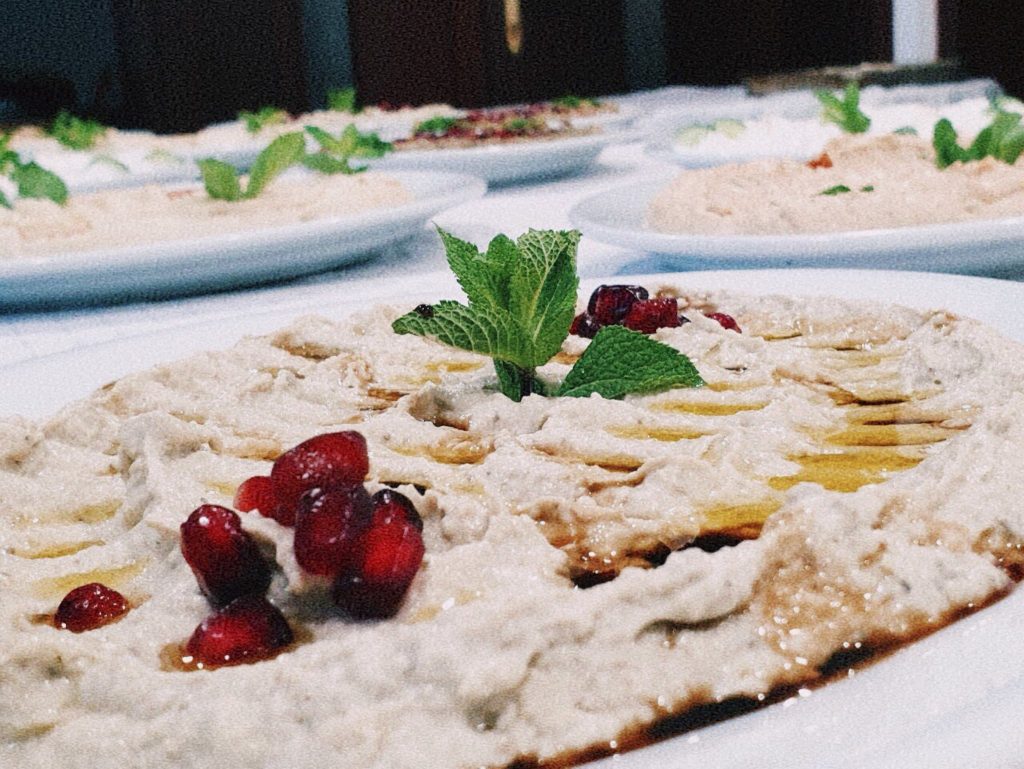 Preparat tradițional libanez: o farfurie cu preparate gătite cu grijă, prezentate cu atenție la detalii, unde fiecare ingredient spune o poveste despre autenticitate și excelență culinară.