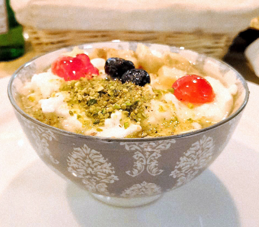 Preparat tradițional libanez: o farfurie cu preparate gătite cu grijă, prezentate cu atenție la detalii, unde fiecare ingredient reflectă tradiția și excelența bucătăriei orientale.