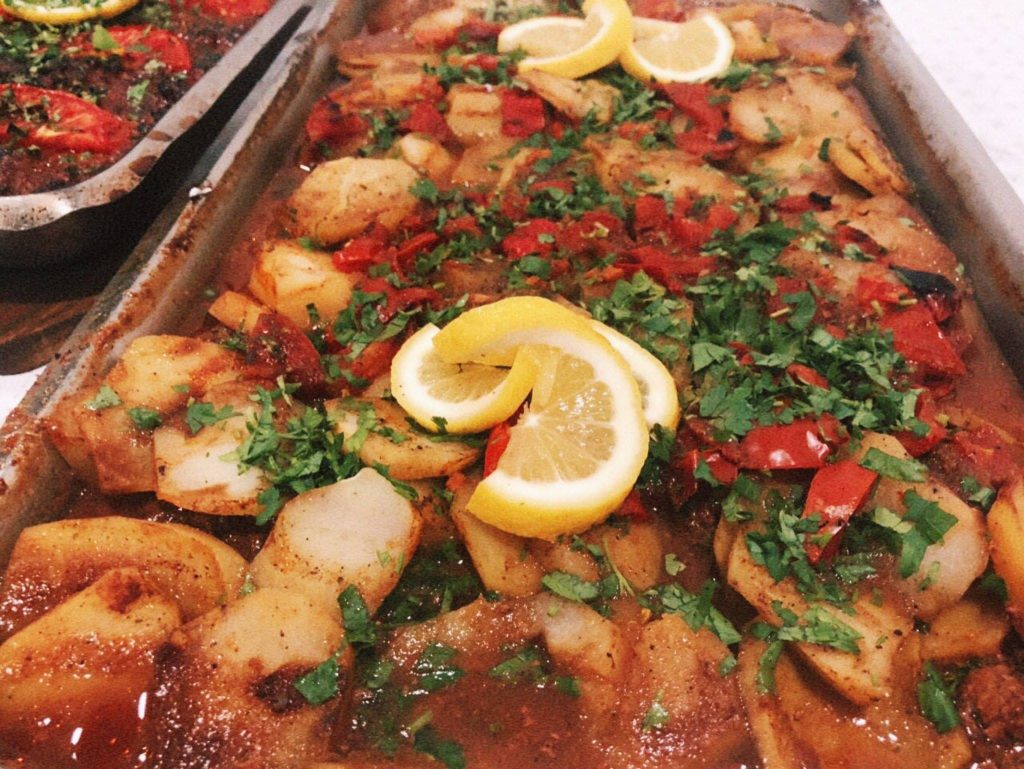 Creație culinară autentică: preparat strălucitor cu arome exotice, prezentat pe farfurie întunecată, decorat cu fire de șofran și ingrediente proaspete care povestesc despre meșteșugul bucătăriei libaneze.