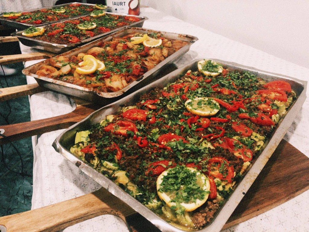 Preparat libanez tradițional: o farfurie cu preparate gătite după rețete vechi, prezentate cu măiestrie și decorată cu condimente care creează o experiență senzorială autentică orientală.