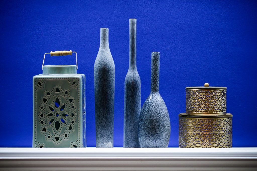 Arhitectură maiestuoasă: arcade ornate, iluminat cald și intim, creând un spațiu de ospitalitate autentică libaneză în inima Craiovei.